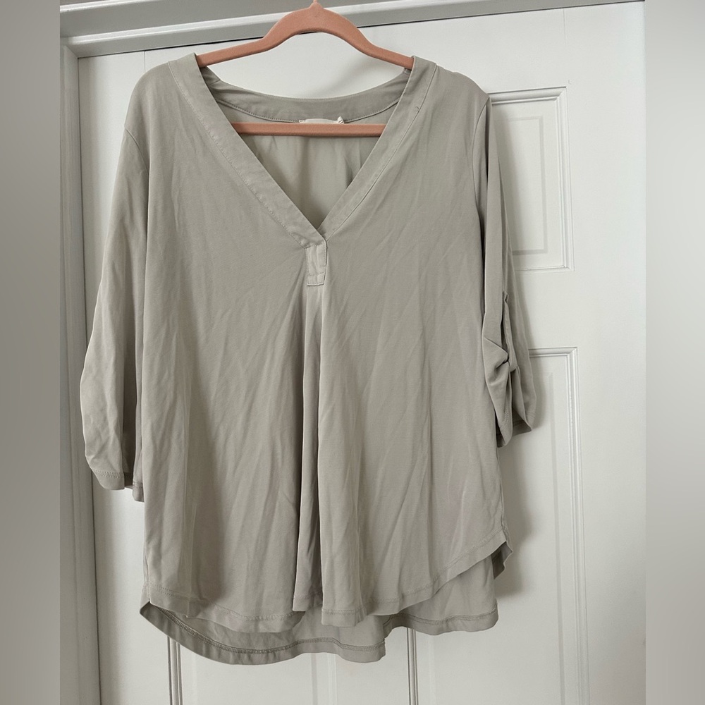 Lush Womens White V-Neck 3/4 Button Tab Sleeves Chic Flowy Henley Shirt S